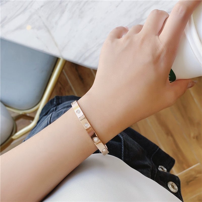 Bratara tip bangle Hallie - Vagance Jewelry